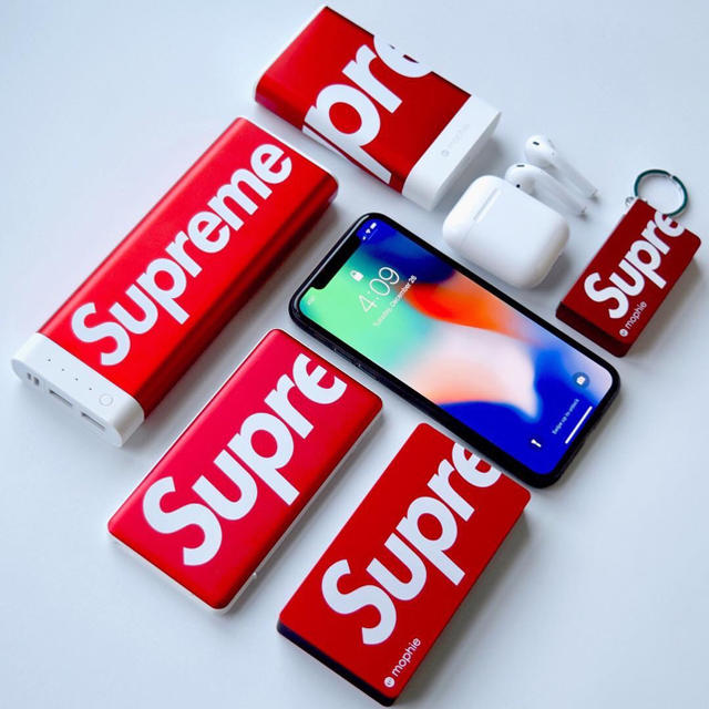 Supreme(シュプリーム)のSupreme Mobilebattery encore 20k スマホ/家電/カメラのスマートフォン/携帯電話(バッテリー/充電器)の商品写真