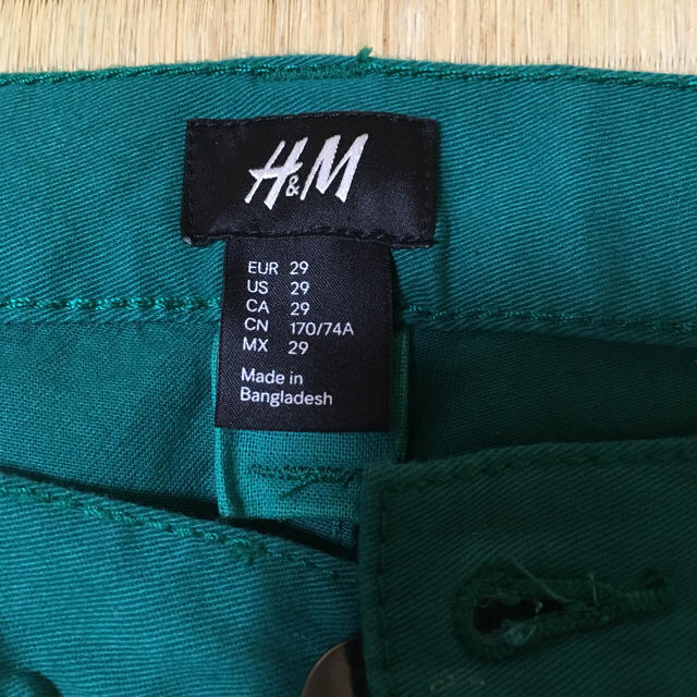 H&M(エイチアンドエム)のH&M エイチアンドエム スリム カラー デニム ジーパン グリーン メンズのパンツ(デニム/ジーンズ)の商品写真