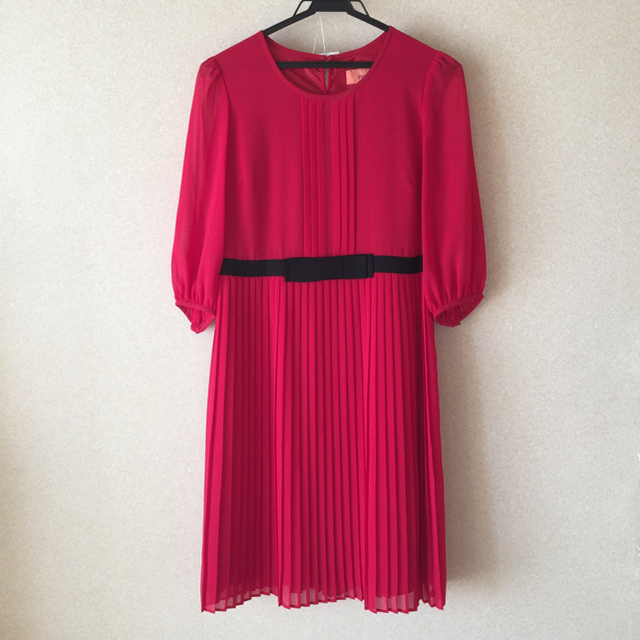 SunaUna(スーナウーナ)のSunaUna レッド プリーツ ワンピース レディースのフォーマル/ドレス(ミディアムドレス)の商品写真