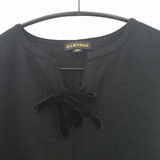 CLATHAS(クレイサス)のCLATHAS 黒ニット　胸元とベロアリボン、左裾カメリア刺繍付 レディースのトップス(ニット/セーター)の商品写真