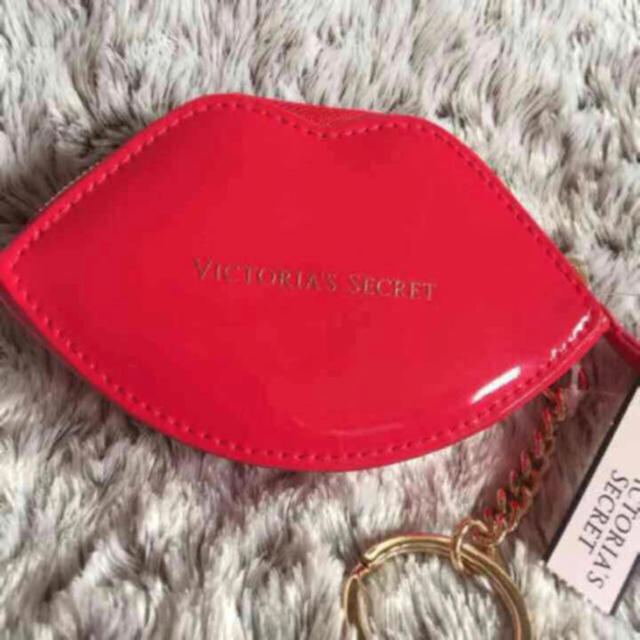 Victoria's Secret(ヴィクトリアズシークレット)の♡Victoria's Secret♡リップ型キーリング付ポーチ1/29発送 レディースのファッション小物(コインケース)の商品写真