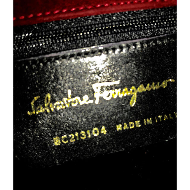 Salvatore Ferragamo(サルヴァトーレフェラガモ)のレア☆パリで購入【サルヴァトーレフェラガモ】ヴァラ☆リボン・ショルダーバッグ レディースのバッグ(ハンドバッグ)の商品写真