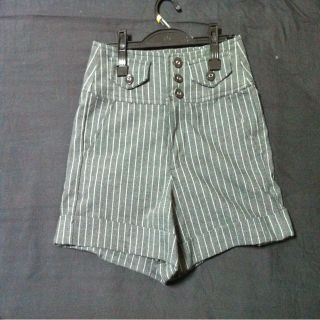 グレーとホワイトのストライプのショーパン(ショートパンツ)