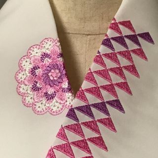 ⑹化繊の刺繍半衿☆半身違いでオシャレ♫（ピンク・パープル）鱗と大輪の花(和装小物)