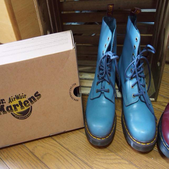 Dr.Martens(ドクターマーチン)のDr.Martens 水色ブーツ レディースの靴/シューズ(ブーツ)の商品写真