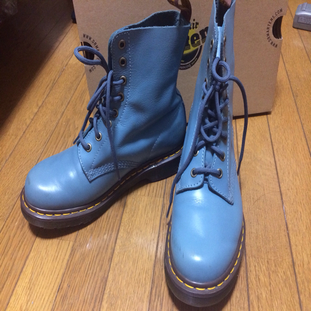 Dr.Martens(ドクターマーチン)のDr.Martens 水色ブーツ レディースの靴/シューズ(ブーツ)の商品写真