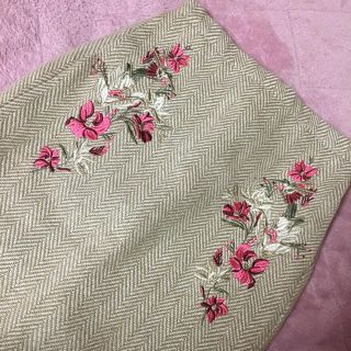 リリーブラウン(Lily Brown)のフラワー刺繍スカート ベージュ(ひざ丈スカート)