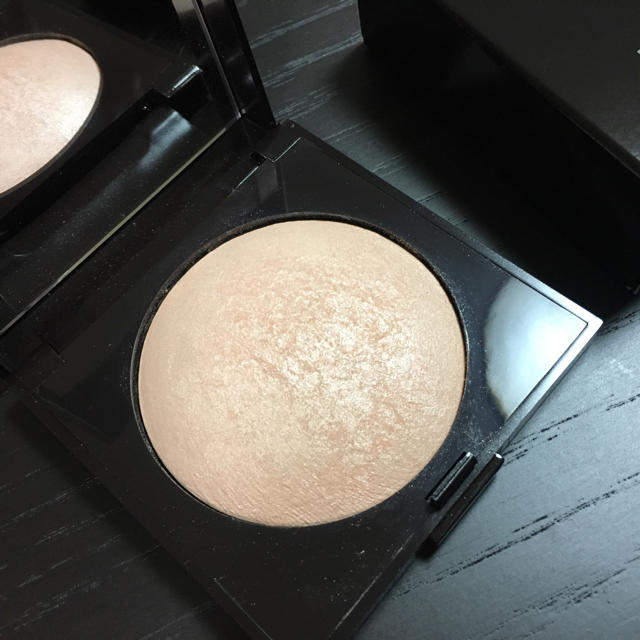 laura mercier(ローラメルシエ)のマットラディアンスベイクドパウダー コスメ/美容のベースメイク/化粧品(フェイスパウダー)の商品写真