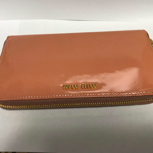 miumiu(ミュウミュウ)のmiumiu  エナメル肌色 長財布 レディースのファッション小物(財布)の商品写真