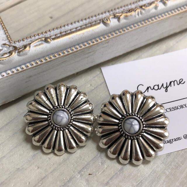 【27】Daisy flower white ハンドメイドのアクセサリー(ピアス)の商品写真