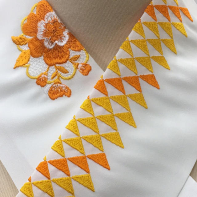 ⑼化繊の刺繍半衿☆半身違いでオシャレ♫（オレンジ・黄・茶）花と鱗 レディースの水着/浴衣(和装小物)の商品写真