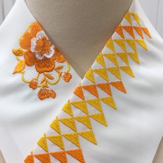 ⑼化繊の刺繍半衿☆半身違いでオシャレ♫（オレンジ・黄・茶）花と鱗(和装小物)