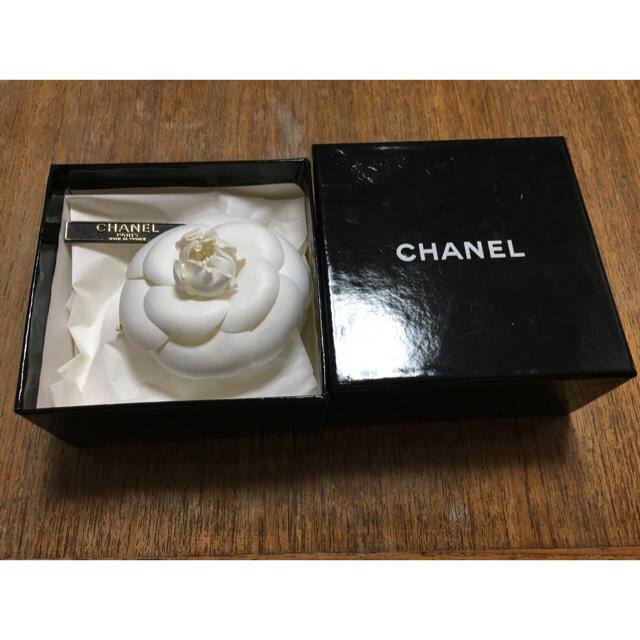 CHANEL(シャネル)のCHANEL カメリア コサージュ 未使用 レディースのアクセサリー(ブローチ/コサージュ)の商品写真