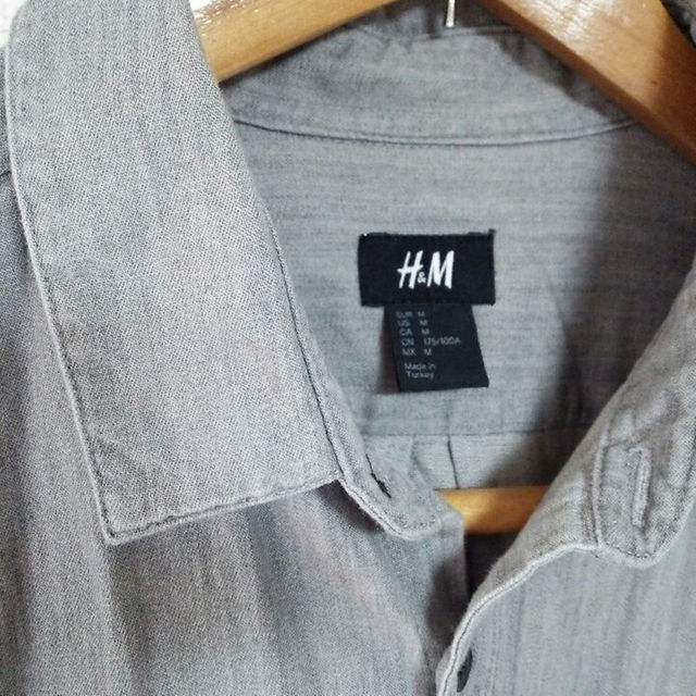 H&M(エイチアンドエム)のH&M コットンシャツ グレー メンズのトップス(シャツ)の商品写真