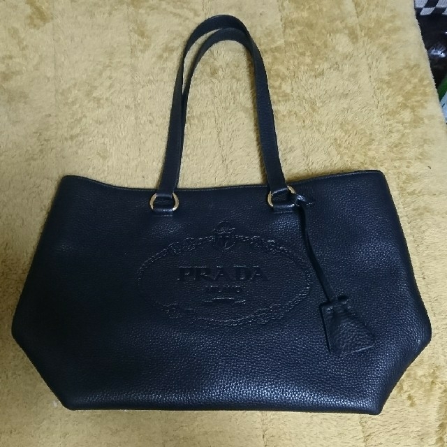 数々の賞を受賞 PRADA トートバッグ 型押しロゴ プラダ - トートバッグ