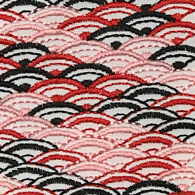 (12)化繊の刺繍半衿☆半身違いでオシャレ♫（赤・黒・ピンク）青海波と大輪の花 レディースの水着/浴衣(和装小物)の商品写真