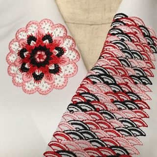 (12)化繊の刺繍半衿☆半身違いでオシャレ♫（赤・黒・ピンク）青海波と大輪の花(和装小物)