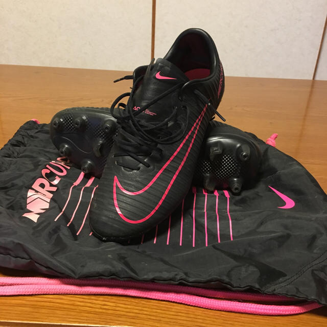 NIKE(ナイキ)のスパイクナイキマーキュリアルヴェイパー Ⅺ AG-PRO(ブラック×蛍光ピンク) スポーツ/アウトドアのサッカー/フットサル(シューズ)の商品写真