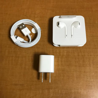 アップル(Apple)のiPhone   充電器とイヤホン   未使用  (バッテリー/充電器)