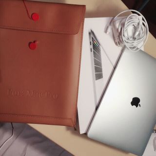 マック(Mac (Apple))のMacBook pro 13インチTouch BarとTouch ID (ノートPC)