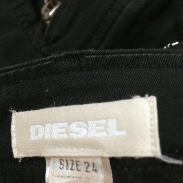 DIESEL(ディーゼル)のDIESEL最終値下げ！ レディースのパンツ(クロップドパンツ)の商品写真