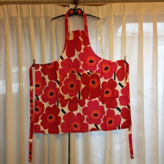 マリメッコ(marimekko)のラスト 新品 マリメッコ エプロン レッド ピエニウニッコ(収納/キッチン雑貨)