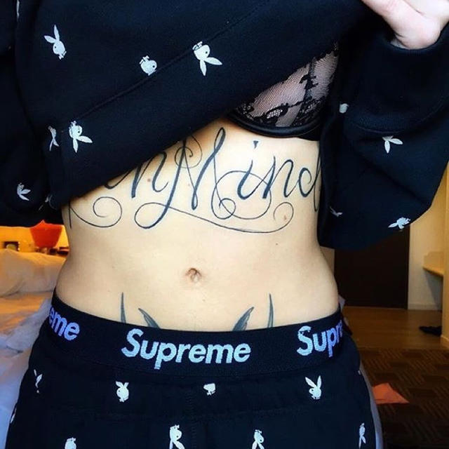 Supreme(シュプリーム)の当日発送可 男女兼用‼️Supreme ボクサー 黒 レディースのトップス(Tシャツ(半袖/袖なし))の商品写真