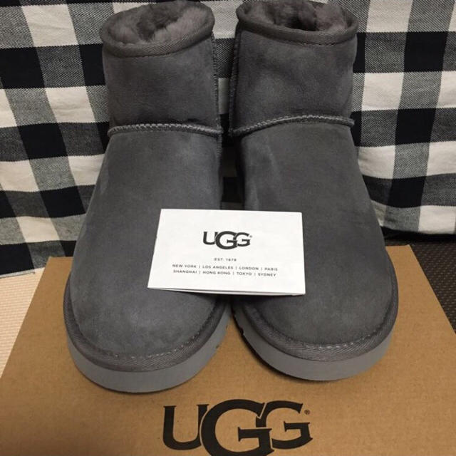 UGG(アグ)のみかたいごん様【新品】UGG クラシックミニ Ⅱ ブーツ（ライトグレー約25㎝） レディースの靴/シューズ(ブーツ)の商品写真