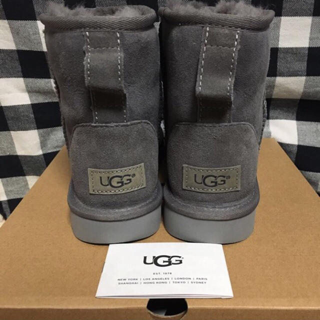 UGG(アグ)のみかたいごん様【新品】UGG クラシックミニ Ⅱ ブーツ（ライトグレー約25㎝） レディースの靴/シューズ(ブーツ)の商品写真