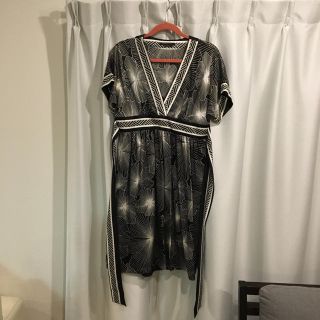 ビーシービージーマックスアズリア(BCBGMAXAZRIA)のBCBGMAXAZRIAモノトーンワンピース(ひざ丈ワンピース)