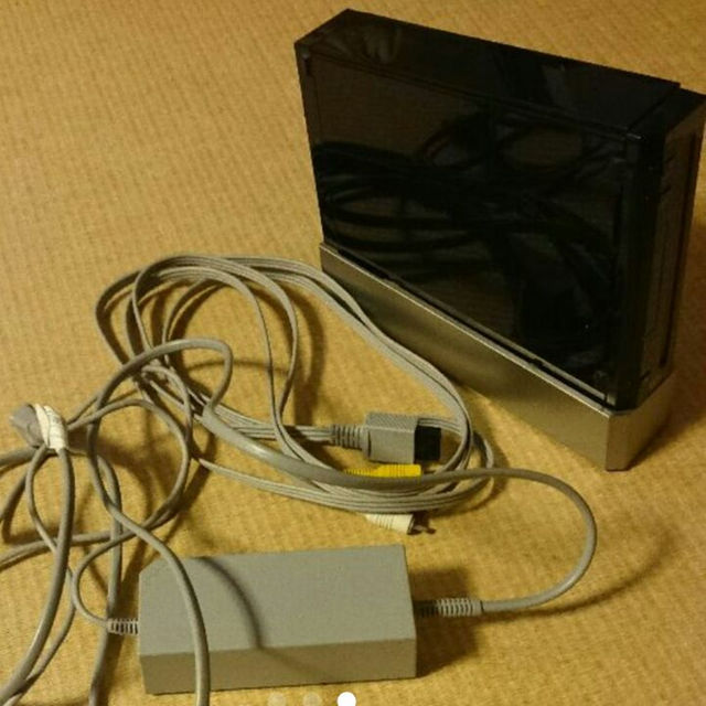 Wii(ウィー)のWii本体＆ソフト４枚 エンタメ/ホビーのゲームソフト/ゲーム機本体(家庭用ゲーム機本体)の商品写真