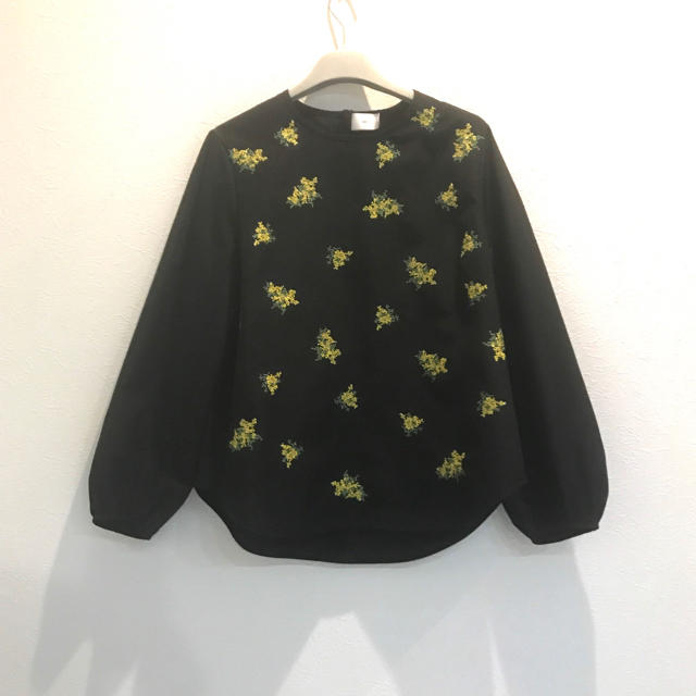 Drawer(ドゥロワー)の未使用☆ yori 17AW  フラワーエンブロイダリーブラウス 黒×黄  ヨリ レディースのトップス(シャツ/ブラウス(長袖/七分))の商品写真