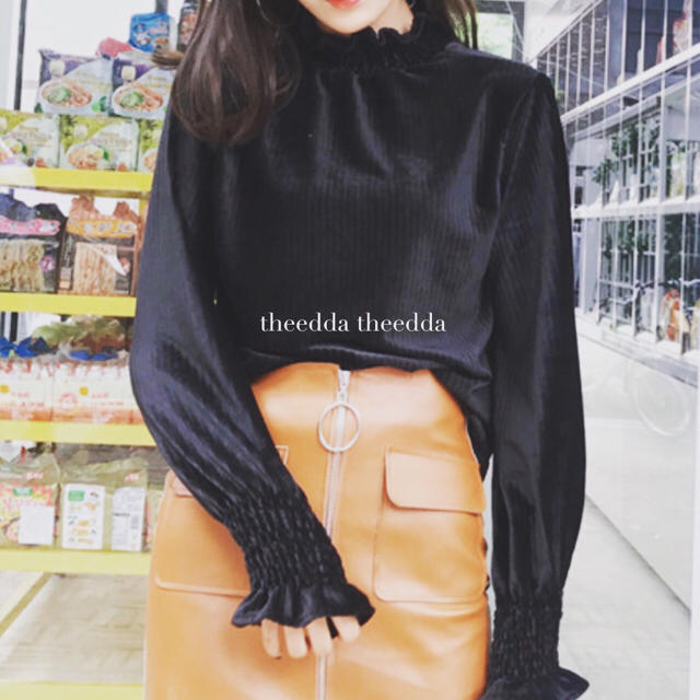 ❤️数量限❤️ THE EDDA フリルネック ギャザー ベロア 黒ZARA 系 レディースのトップス(シャツ/ブラウス(長袖/七分))の商品写真