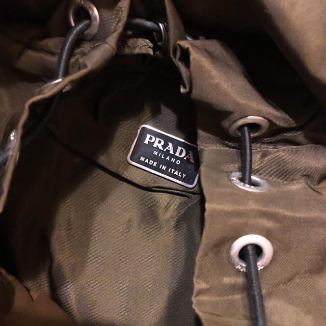 PRADA(プラダ)の【激安】PRADAカーキ色リュック レディースのバッグ(リュック/バックパック)の商品写真