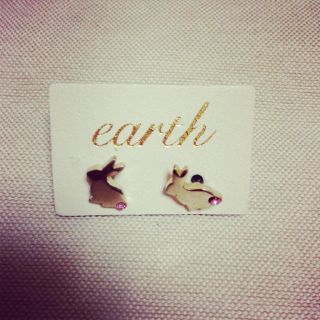 アースミュージックアンドエコロジー(earth music & ecology)のearth うさぎピアス(ピアス)