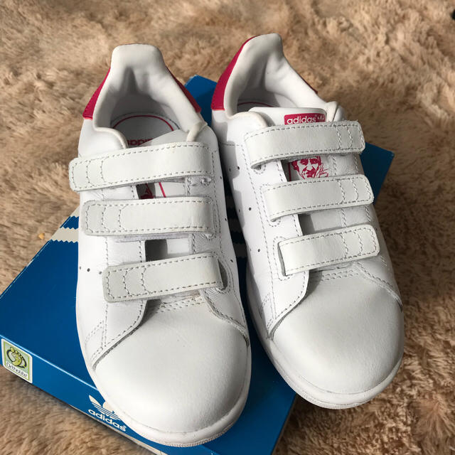 adidas(アディダス)のasami.nuno様専用 スタンスミス ピンク 19㎝ キッズ/ベビー/マタニティのキッズ靴/シューズ(15cm~)(スニーカー)の商品写真