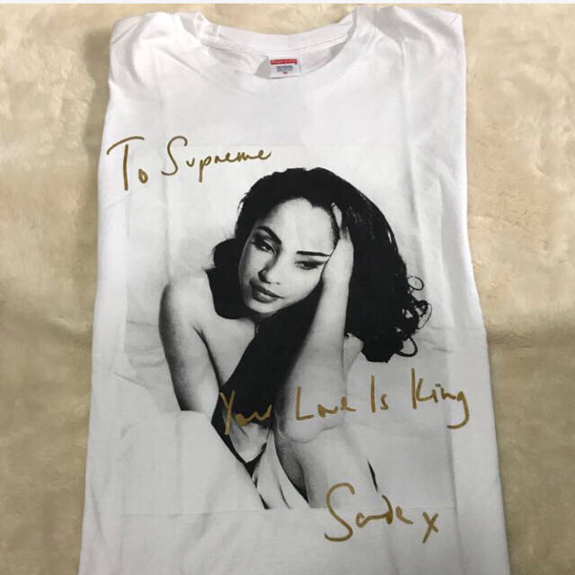 Supreme(シュプリーム)の早い者勝ち！supreme sade tee メンズのトップス(Tシャツ/カットソー(半袖/袖なし))の商品写真