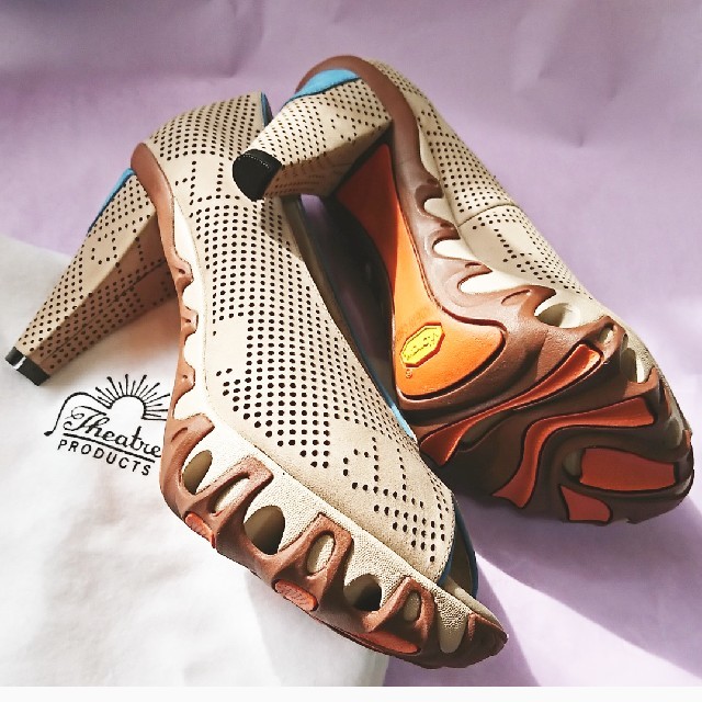 THEATRE PRODUCTS(シアタープロダクツ)の新品未使用 ビブラムソール パンプス シューズ シアタープロダクツ ロキエ 完売 レディースの靴/シューズ(ハイヒール/パンプス)の商品写真