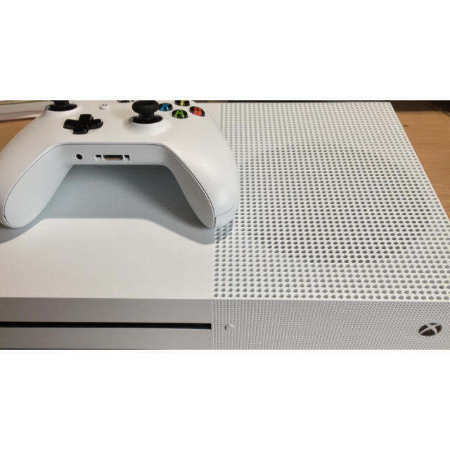 Microsoft(マイクロソフト)のxbox one  s 本体 500GB エンタメ/ホビーのゲームソフト/ゲーム機本体(家庭用ゲーム機本体)の商品写真