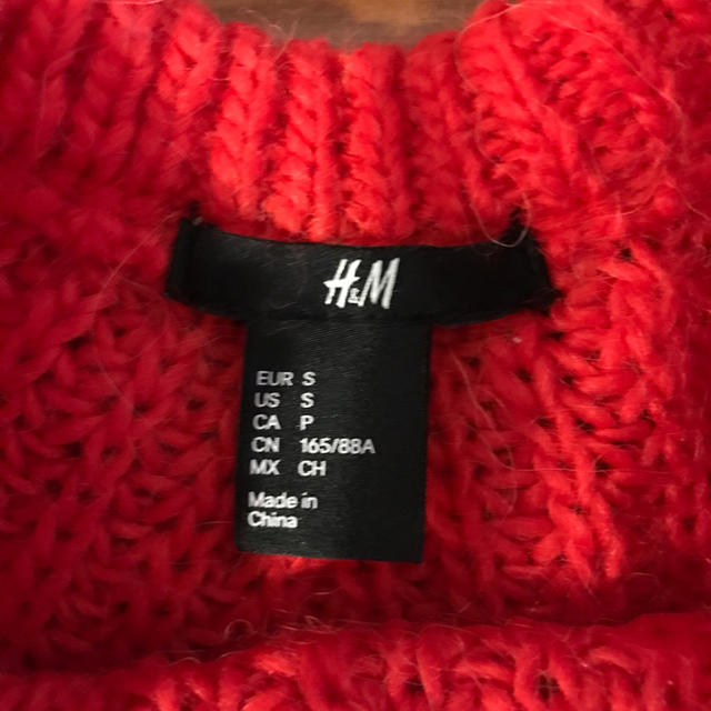 H&M(エイチアンドエム)のH&M レッド ニット レディースのトップス(ニット/セーター)の商品写真