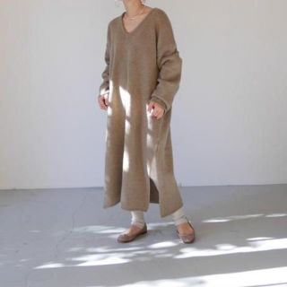 トゥモローランド(TOMORROWLAND)のargue LAMB'S WOOL V. KNIT DRESS モカ(ロングワンピース/マキシワンピース)