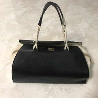 フルラ(Furla)のフルラ Venus ボストンバッグ 黒 白 (ボストンバッグ)