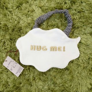 プティマイン(petit main)の吹き出しロゴスタイ“HUG ME”（新品・未使用）(ベビースタイ/よだれかけ)