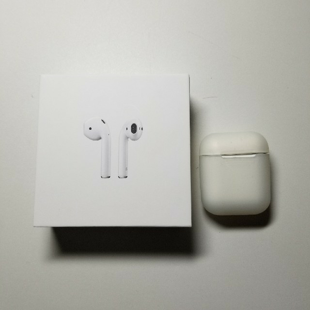Apple(アップル)のアップル　Apple AirPods　エアポッド　ワイヤレスイヤフォン スマホ/家電/カメラのオーディオ機器(ヘッドフォン/イヤフォン)の商品写真
