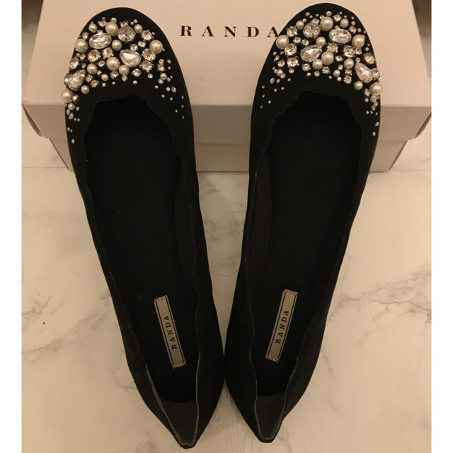 RANDA(ランダ)の+ﾟ｡*大きいサイズ ランダ ビジュー フラットパンプス ブラック*｡ﾟ+ レディースの靴/シューズ(ハイヒール/パンプス)の商品写真