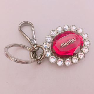 ミュウミュウ(miumiu)のmiumiu キーチャーム バッグチャーム レッド × ホワイト(キーホルダー)