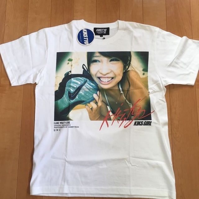 KIKS TYO スニーカーと女の子Tシャツ　DVD2枚付き メンズのトップス(その他)の商品写真