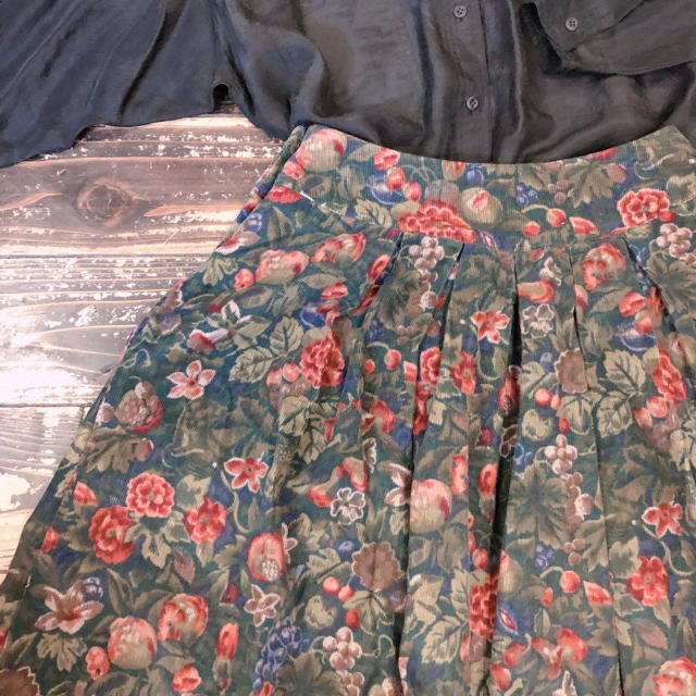 Grimoire(グリモワール)のused 果物柄と花柄コーデュロイスカート レディースのスカート(ロングスカート)の商品写真