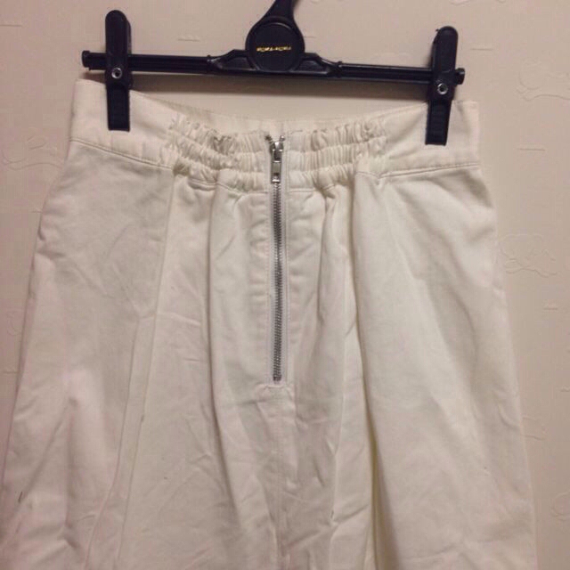 SPINNS(スピンズ)の白デニムフレアスカート レディースのスカート(ひざ丈スカート)の商品写真