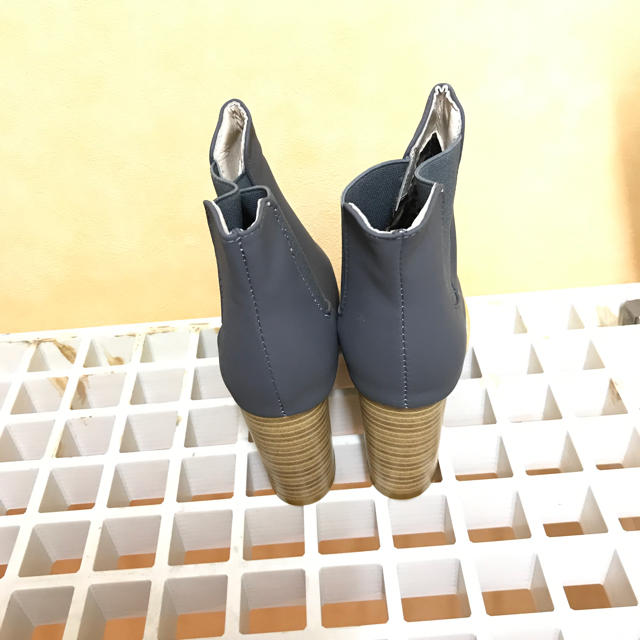 新品未使用 ブーティー グレー ブーツ ショート レディースの靴/シューズ(ブーツ)の商品写真